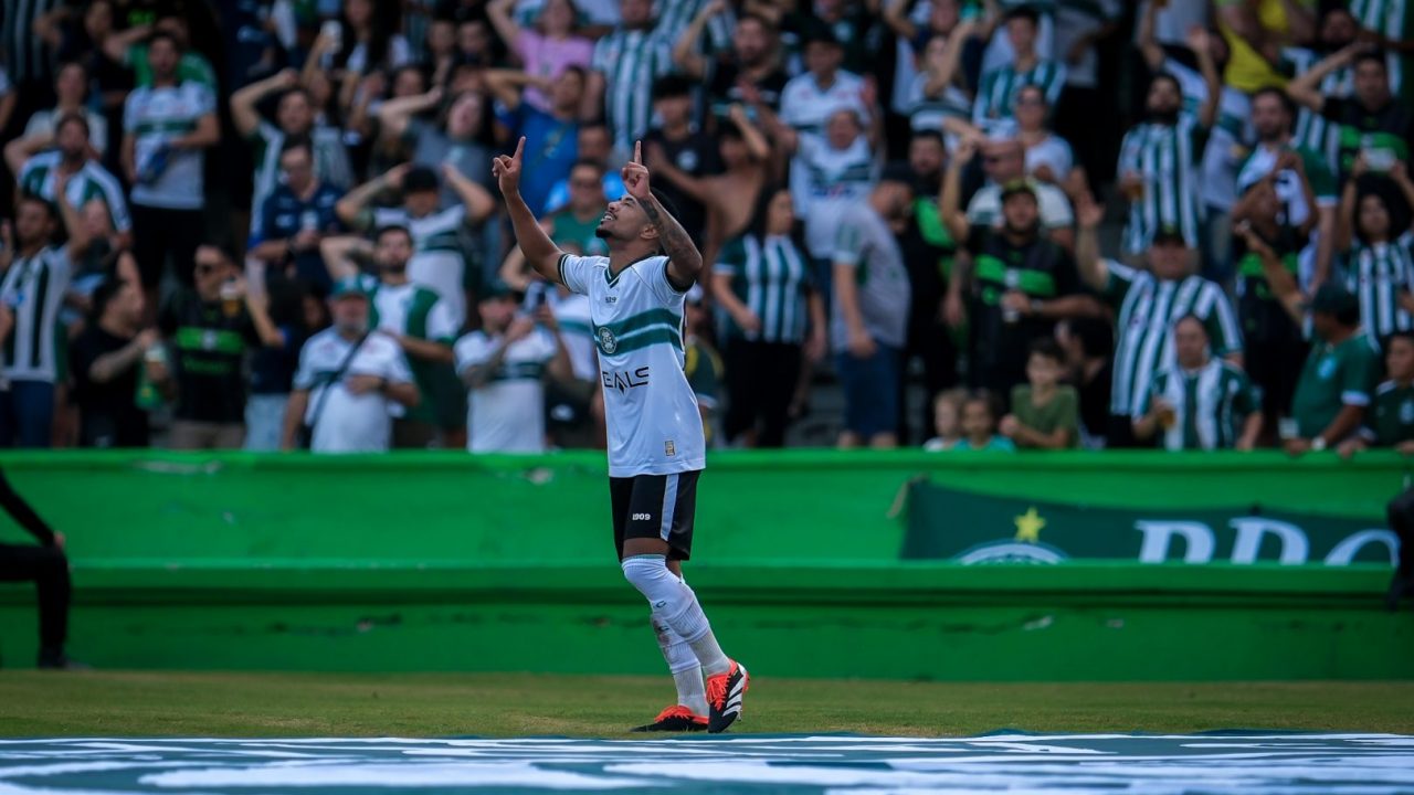 Lucas Ronier comemora gol do Coritiba contra o Cianorte