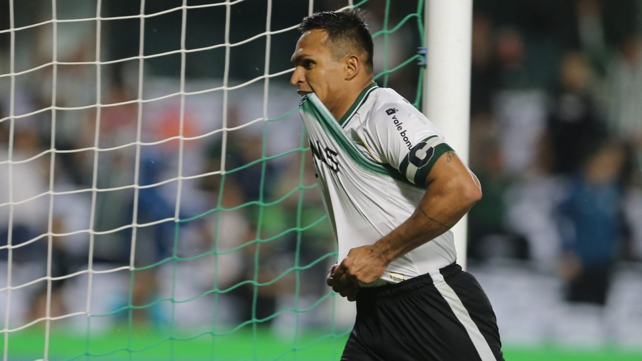 Robson comemora gol pelo Coritiba em 2024