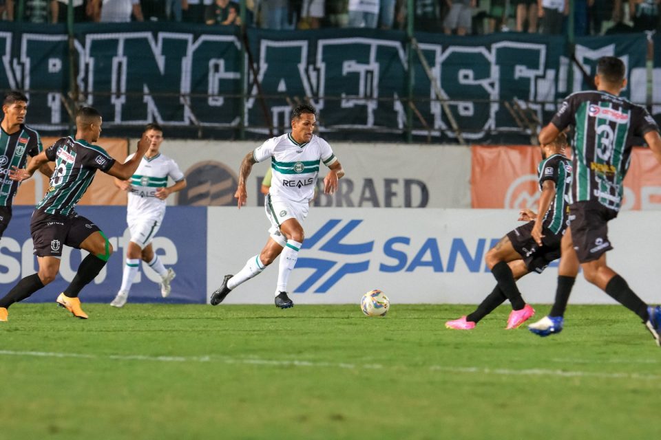 Robson em ação em Maringá x Coritiba