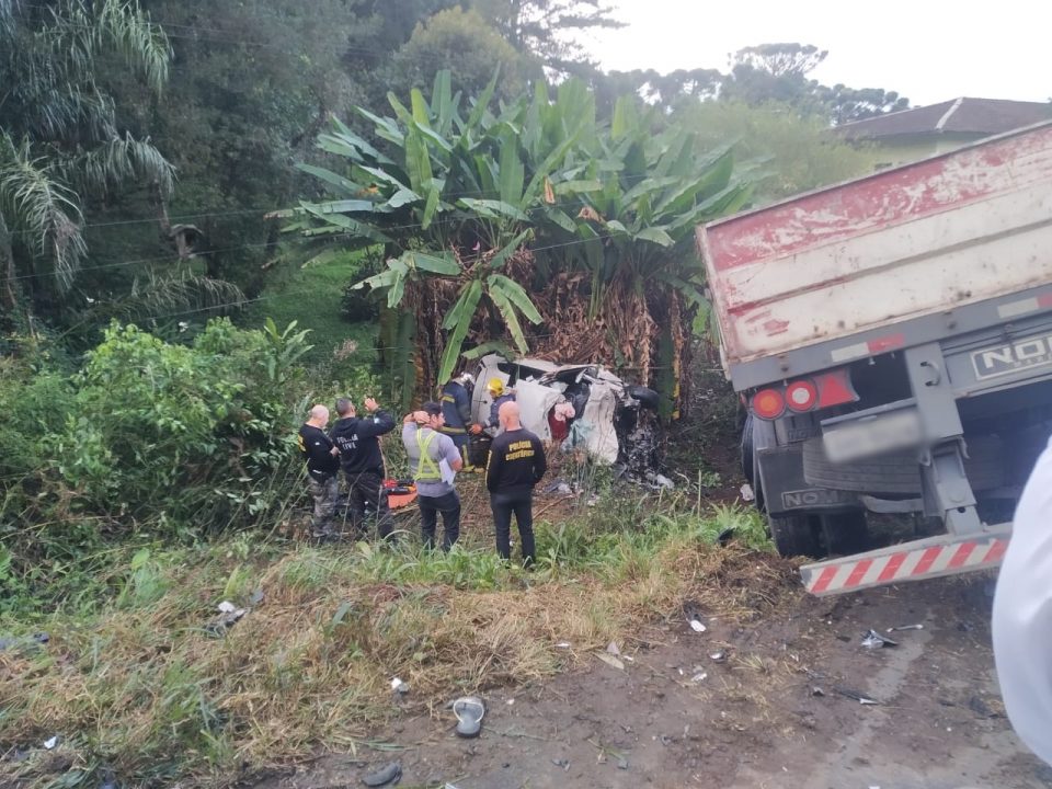 acidente-br-476-carro-caminhão