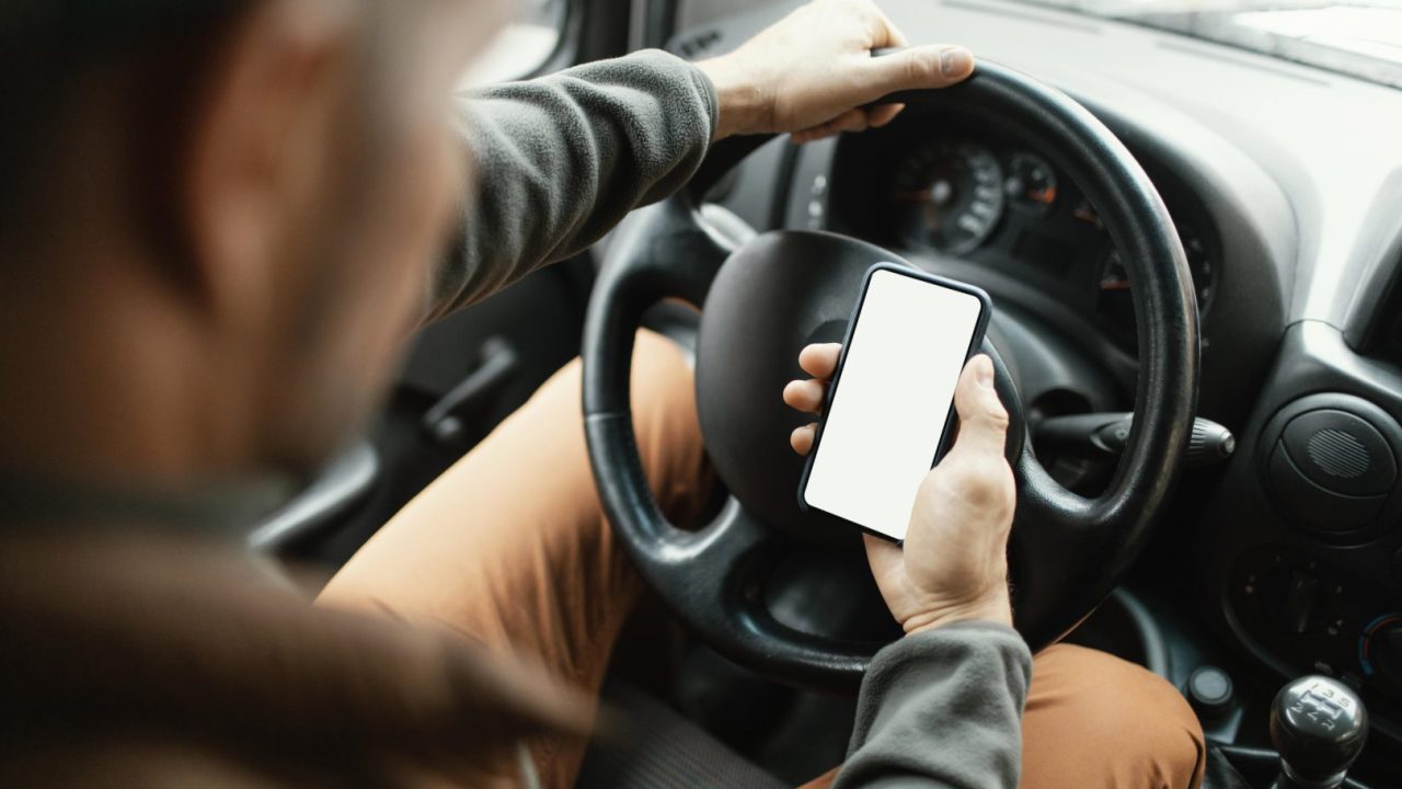 feche-o-homem-no-carro-com-o-celular