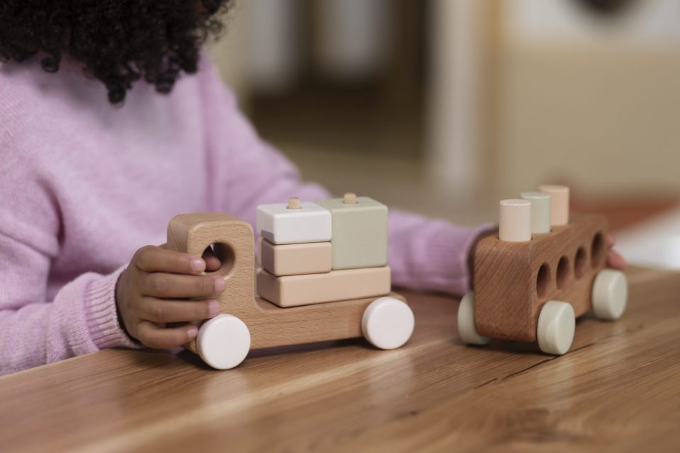 garoto-de-vista-lateral-brincando-com-brinquedos-ecologicos