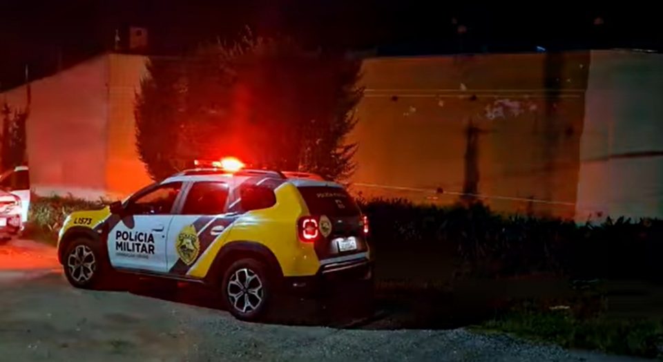 Homem em situação de rua deita embaixo de caminhão e morre atropelado em Campina Grande do Sul