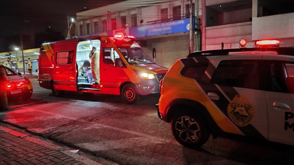 Mulher é espancada pelo namorado durante crise de ciúmes e abandonada caída em calçada no Centro de Curitiba