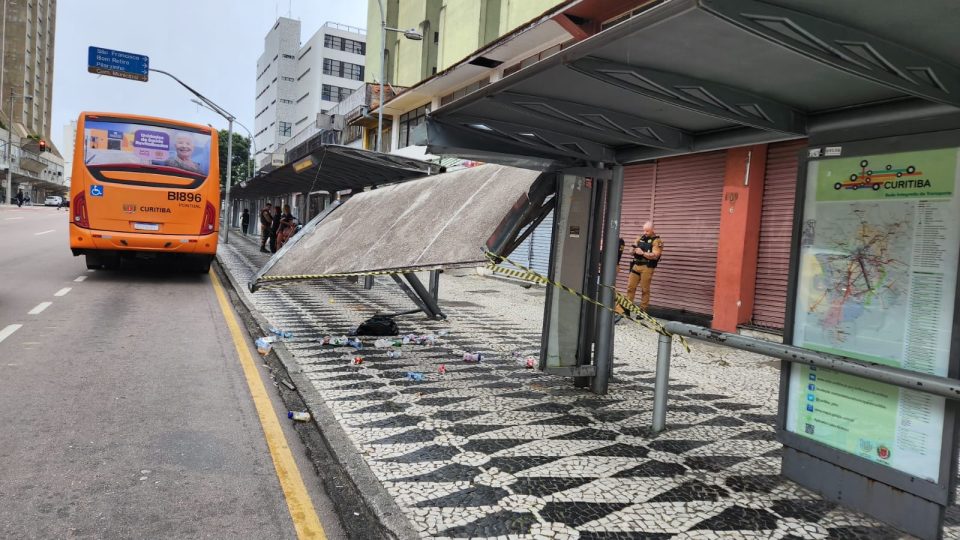 ponto de ônibus serrado