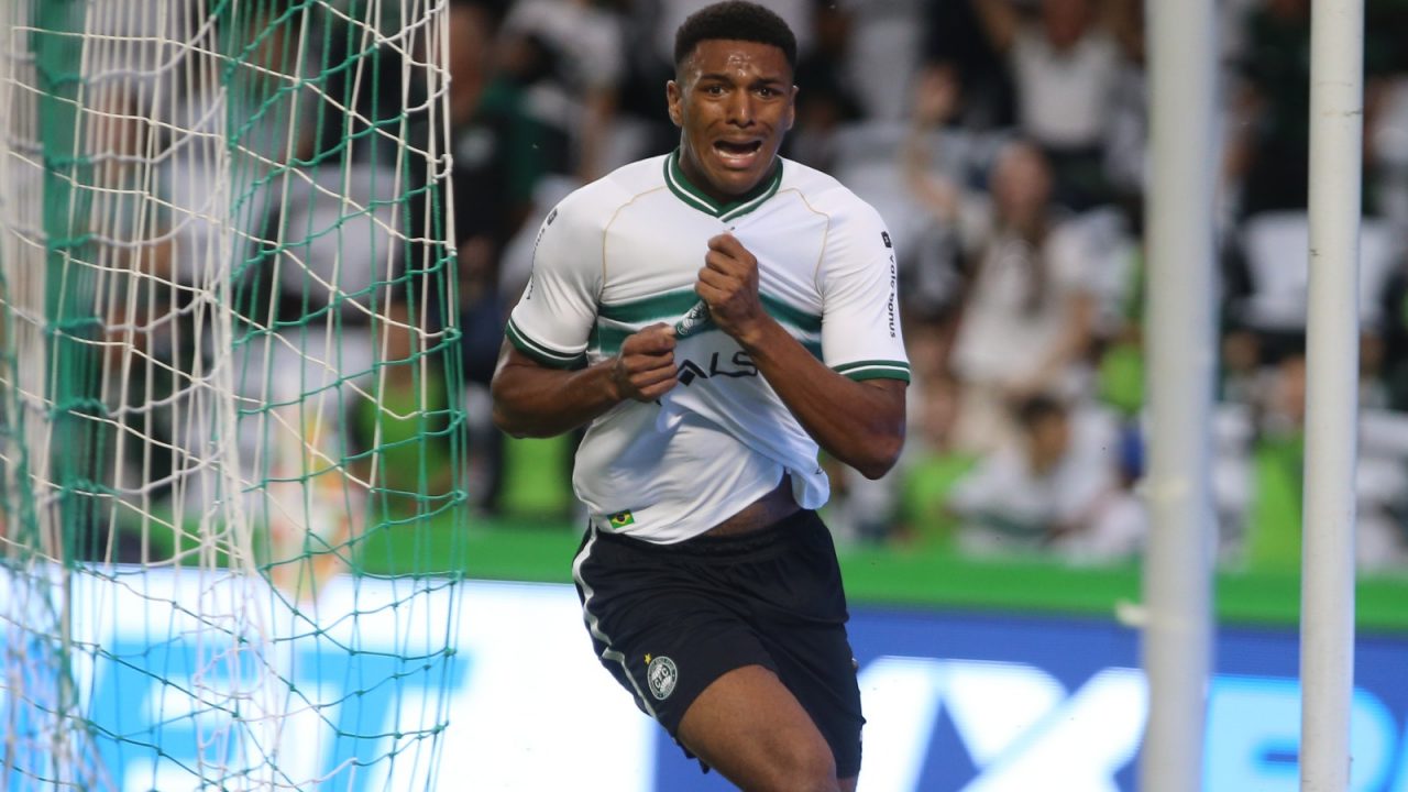 Brandão comemora gol pelo Coritiba