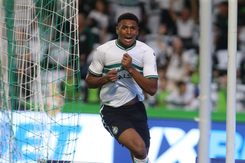 Brandão comemora gol pelo Coritiba