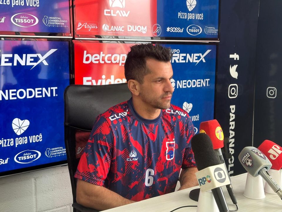 Eltinho, lateral-esquerdo do Paraná Clube