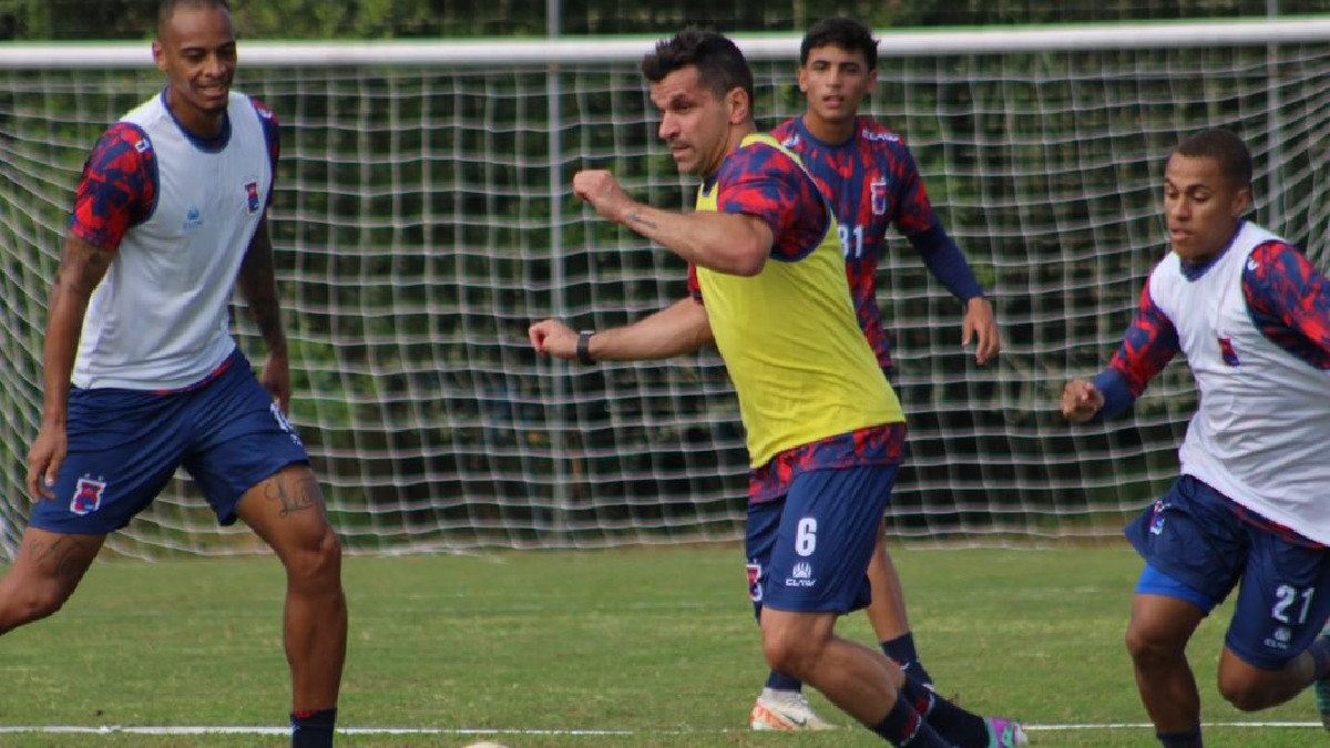 Eltinho em treino do Paraná Clube