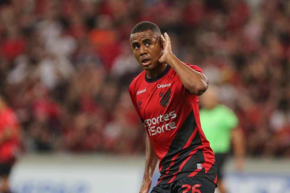 Erick comemora gol pelo Athletico