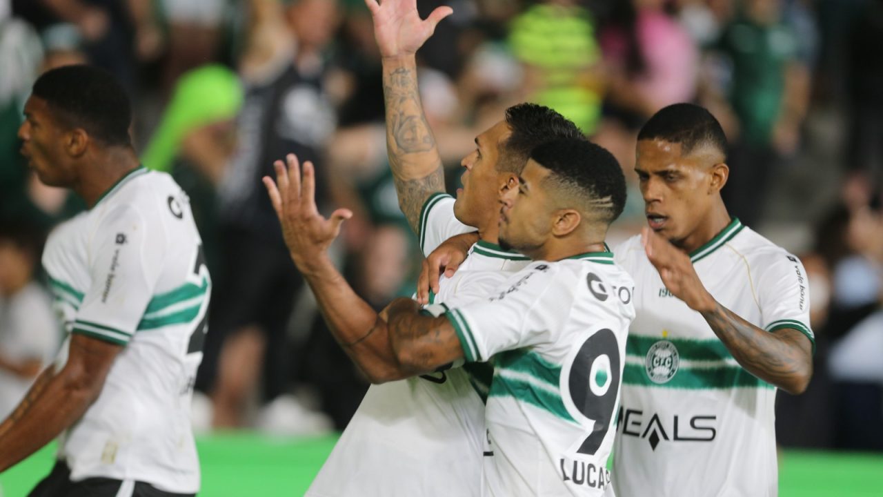 Jogadores do Coritiba comemoram gol no Paranaense