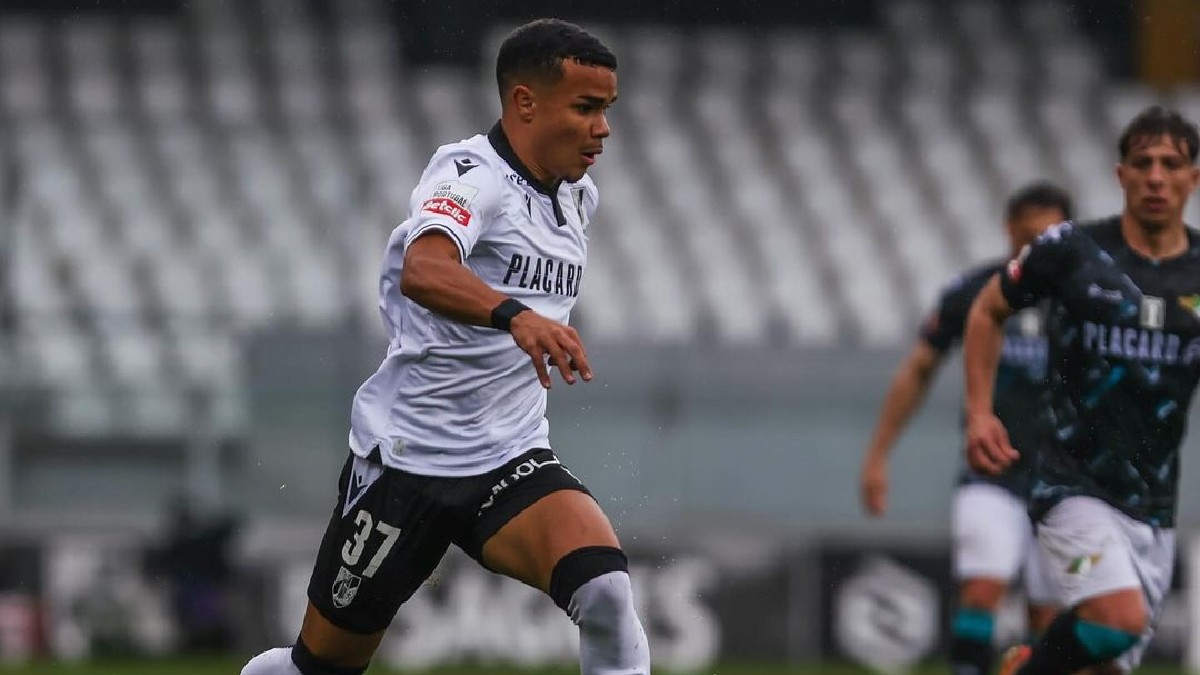 Kaio César, atacante do Coritiba, em ação pelo Vitória de Guimarães.