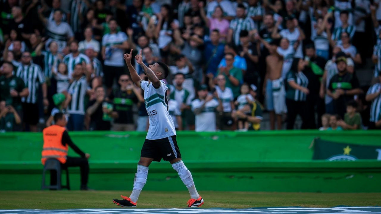 Lucas Ronier comemora gol do Coritiba no Couto Pereira