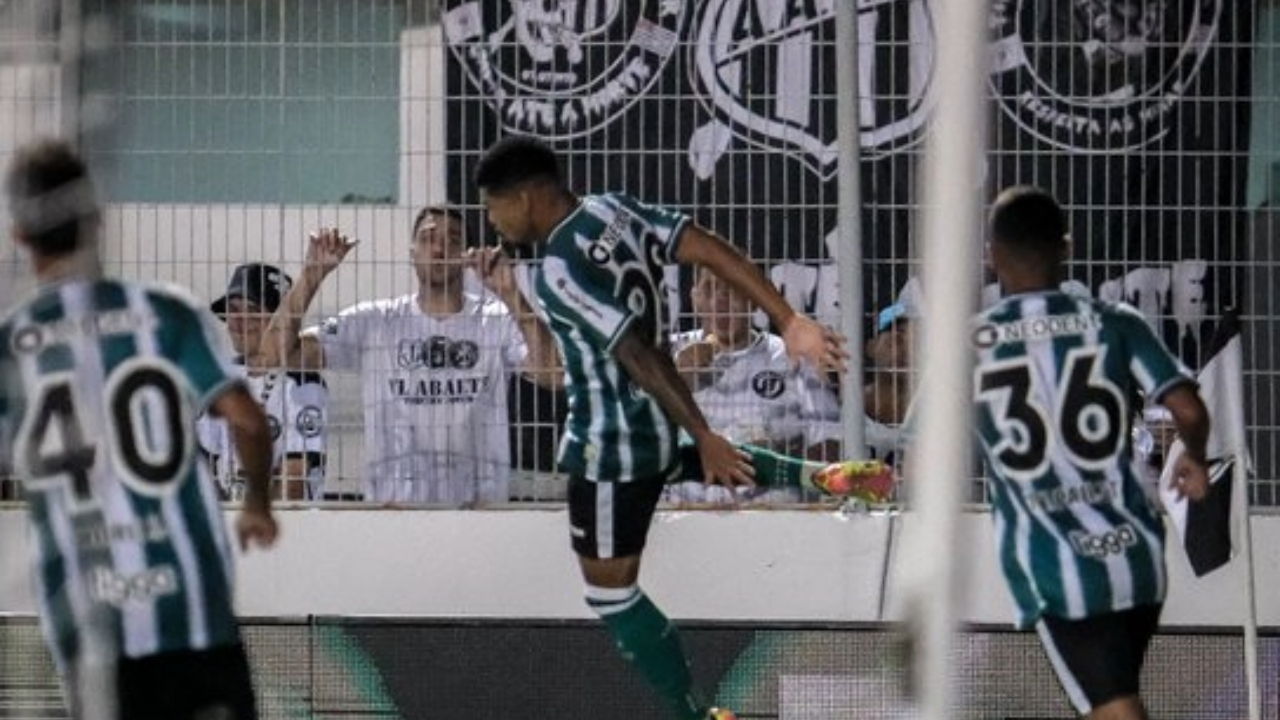 Lucas Ronier comemora gol pelo Coritiba.