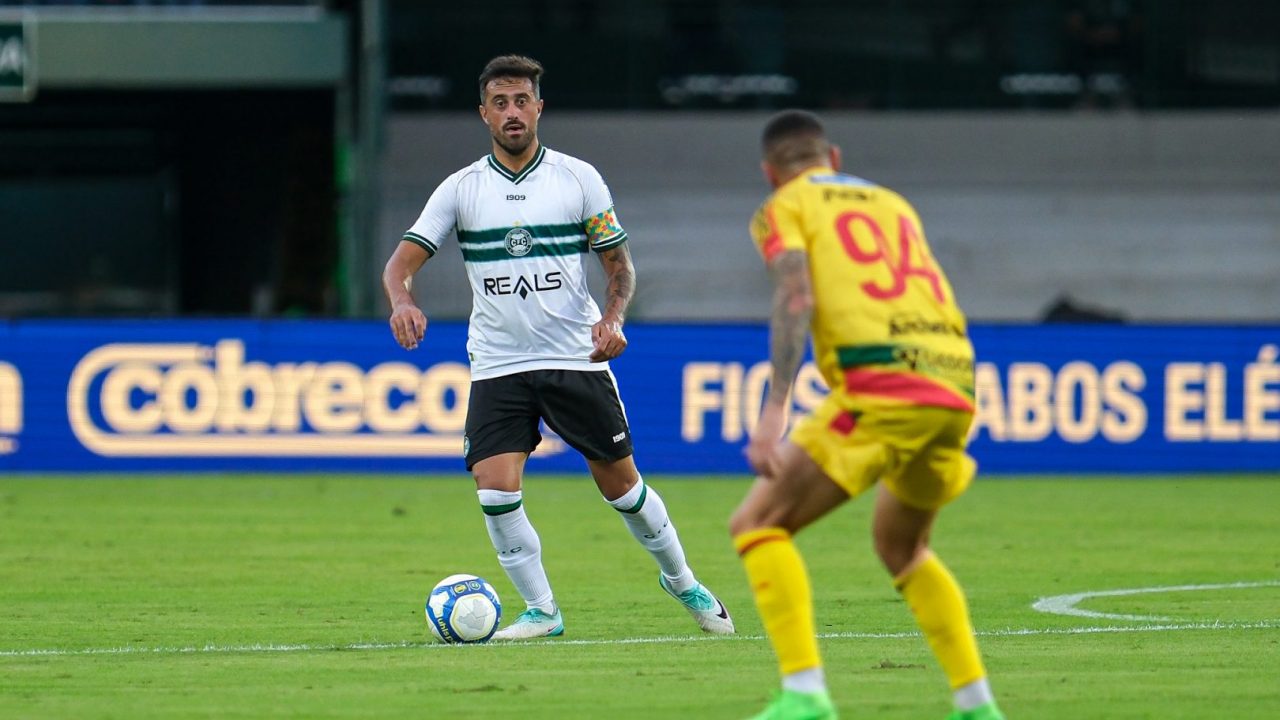 Maurício Antônio em ação em Coritiba x Brusque