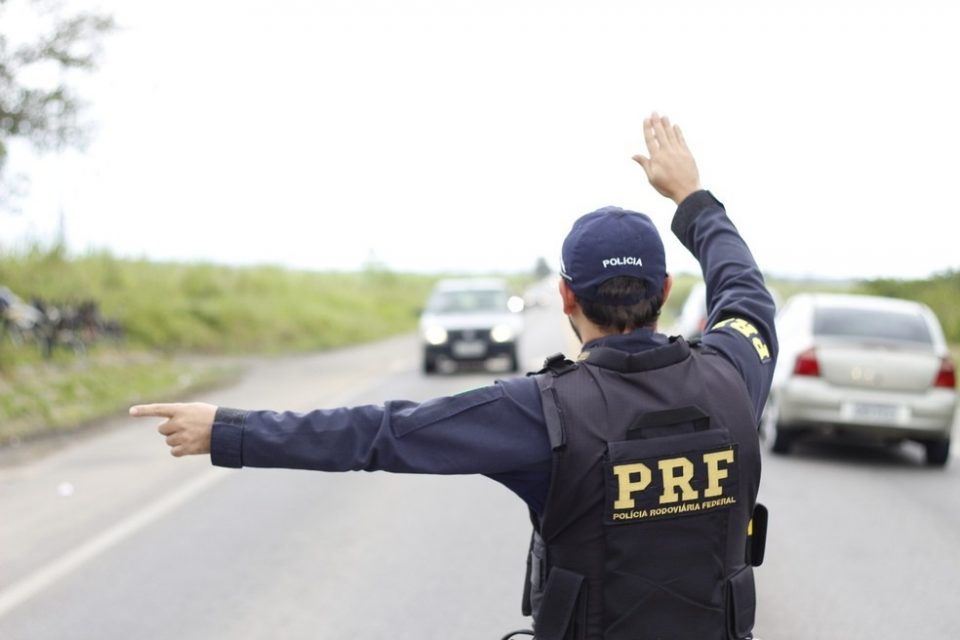 Motociclista bêbado atropela agente da PRF durante atendimento a acidente de trânsito no Paraná