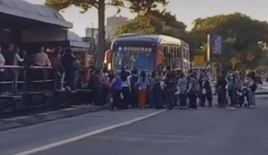 ônibus biarticulado Curitiba