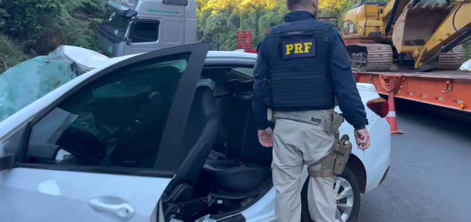Polícia encontra 80 kg de maconha em porta-malas de carro que se envolveu em acidente na BR-277; vídeo