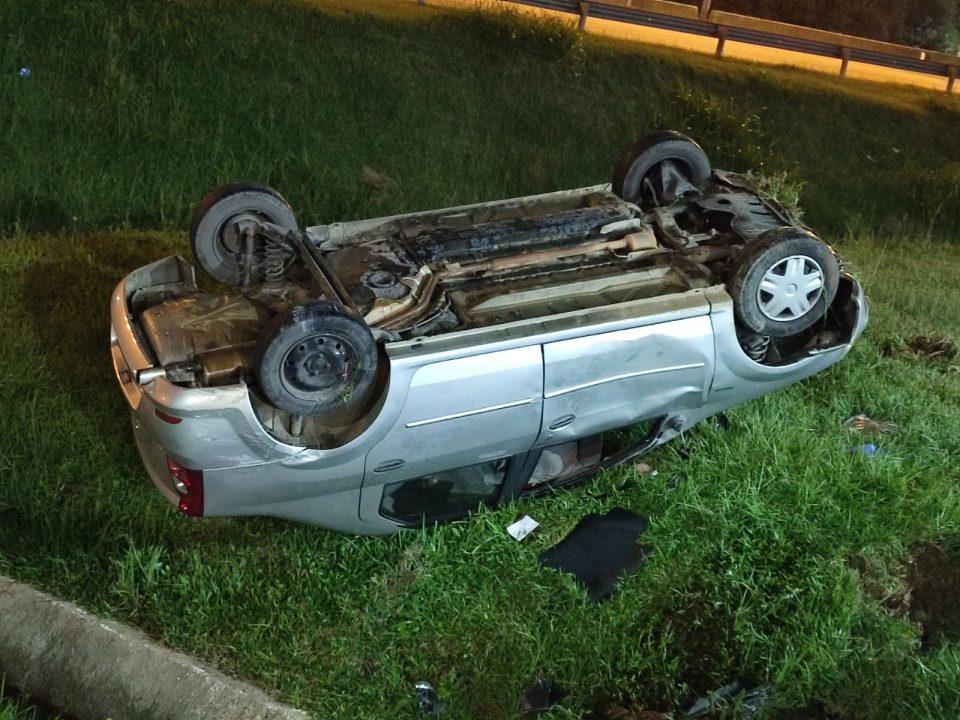 Carro com pais e criança capota após ser atingido por outro veículo na BR-116; veja vídeo