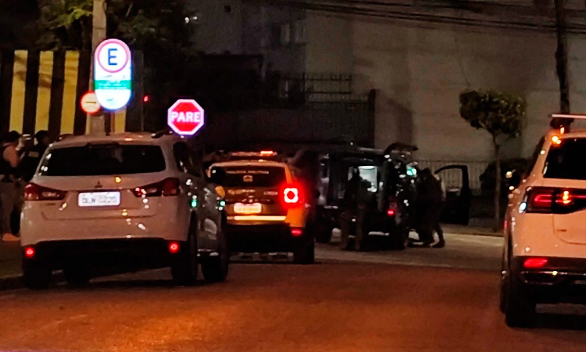 homem-ameaca-armado-centro-civico