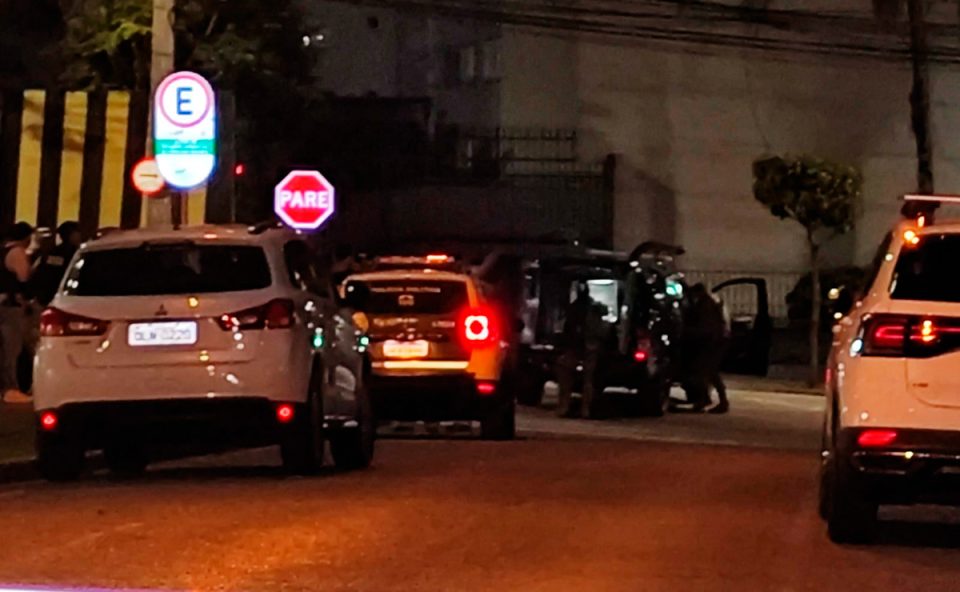 homem-ameaca-armado-centro-civico