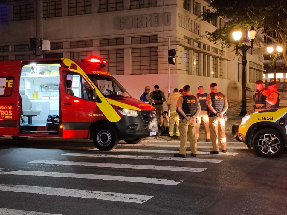 Homem é esfaqueado em suposto assalto na Praça Santos Andrade, no Centro de Curitiba