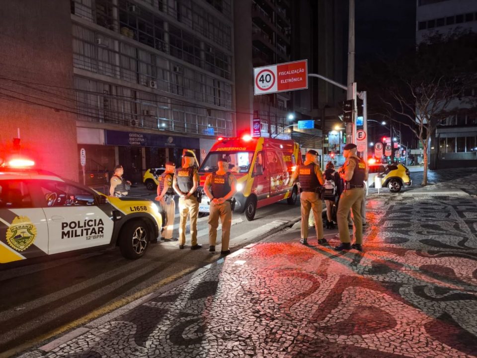 Homem é esfaqueado em suposto assalto na Praça Santos Andrade, no Centro de Curitiba