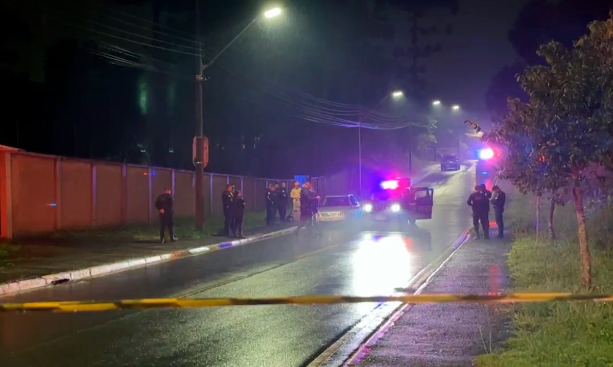 homem-morto-baleado-carro-centro-araucaria-1