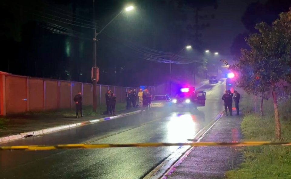 homem-morto-baleado-carro-centro-araucaria-1