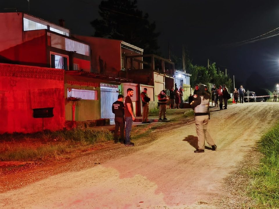Jovens são mortos em suposto 'acerto de contas' dentro de casa em Piraquara; vítima foi executada durante banho
