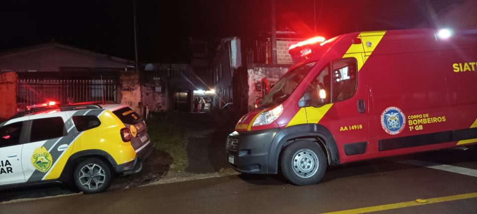 Preso por agredir esposa, homem é solto e espanca parente ao voltar para casa em Curitiba