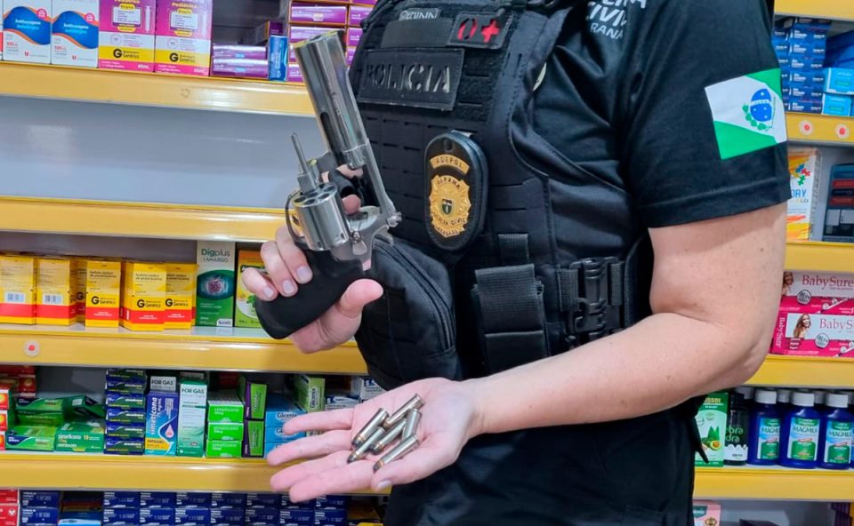 presos-arma-falsificacao-remedios-curitiba-1