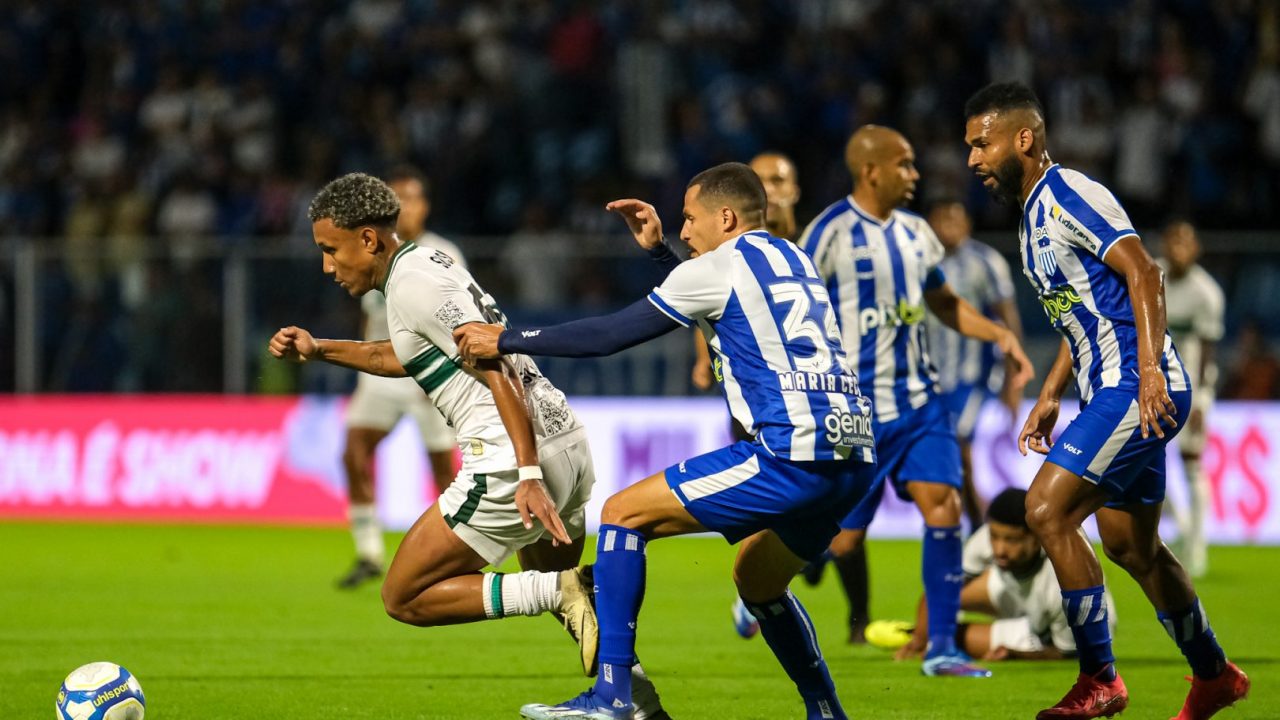 Lance de Avaí x Coritiba, na Ressacada