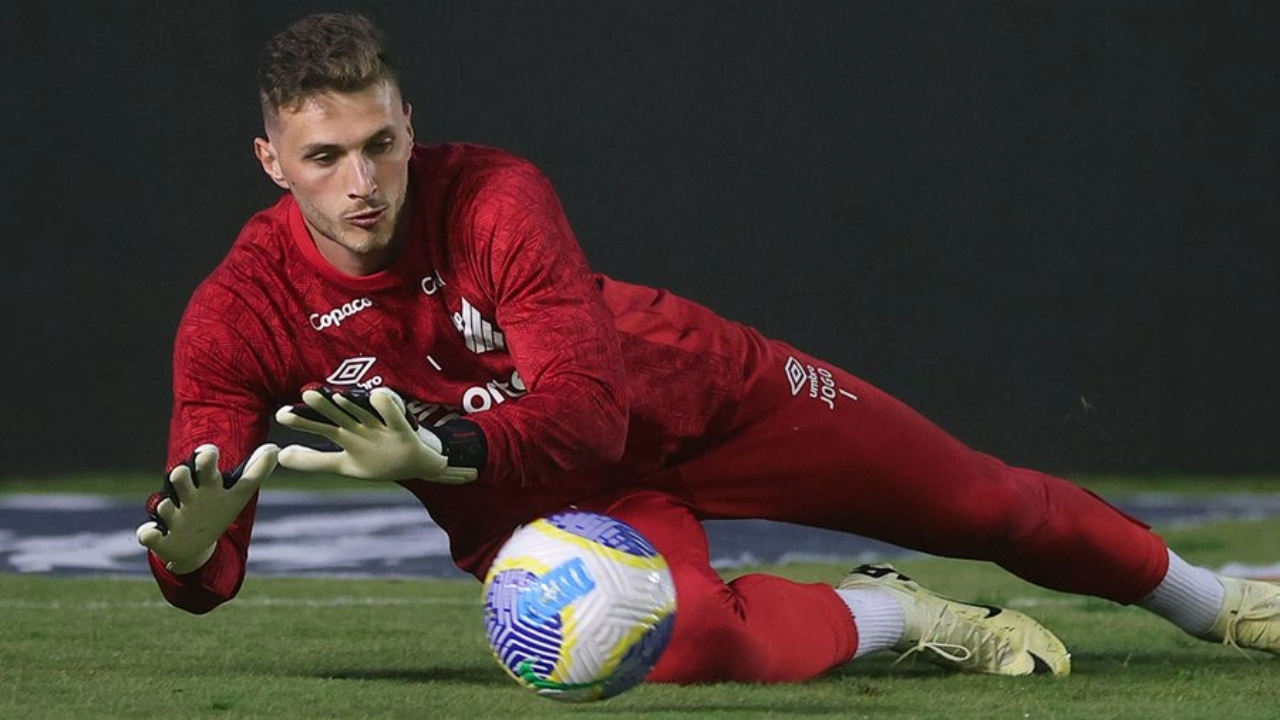 Bento, goleiro do Athletico.