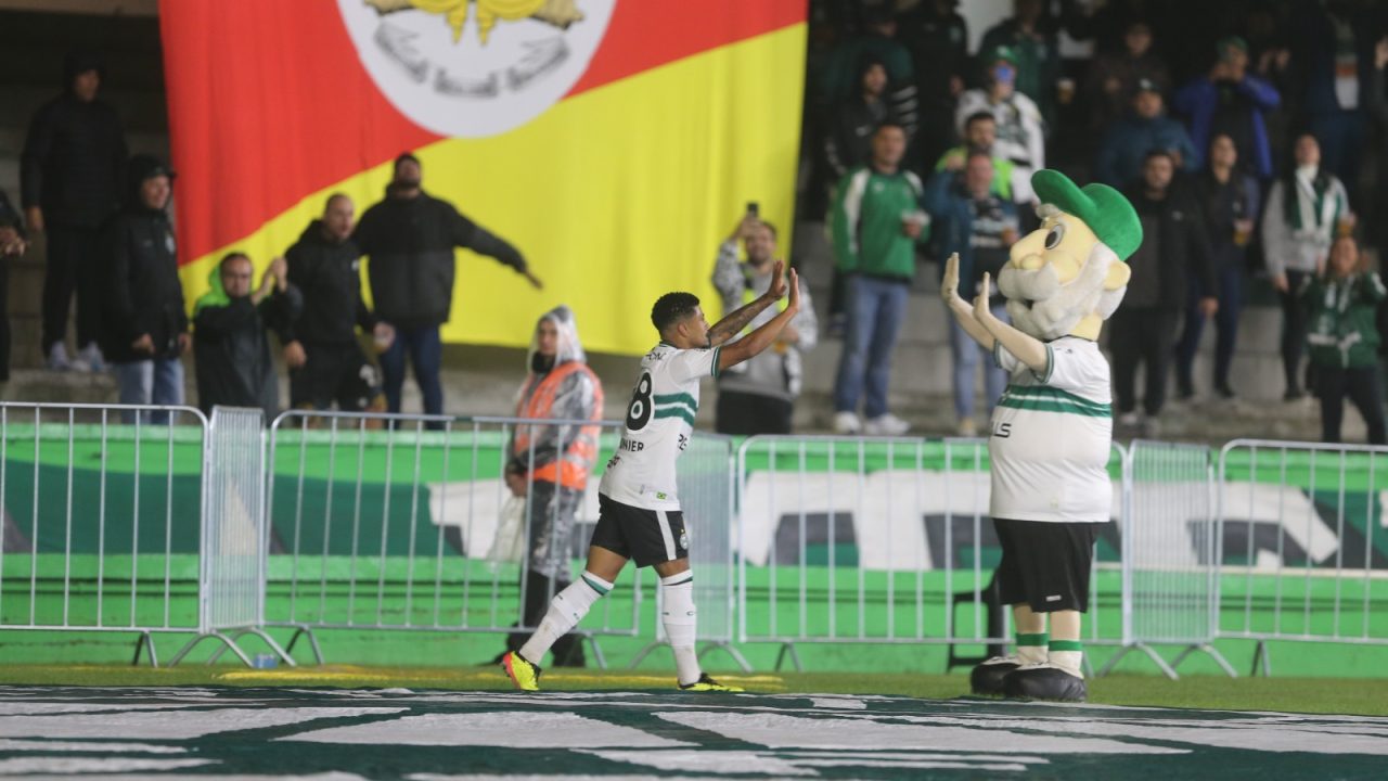Lucas Ronier abriu o placar para o Coritiba contra o Guarani.