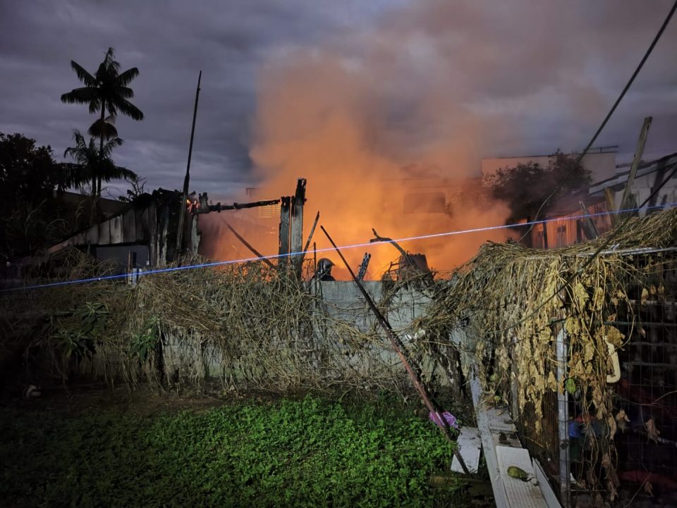 Casa de madeira é totalmente destruído por incêndio no Prado Velho; moradores saíram 5 minutos antes