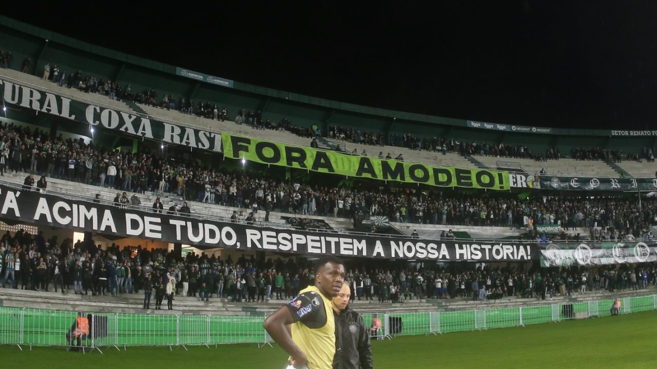 Faixas da torcida do Coritiba.