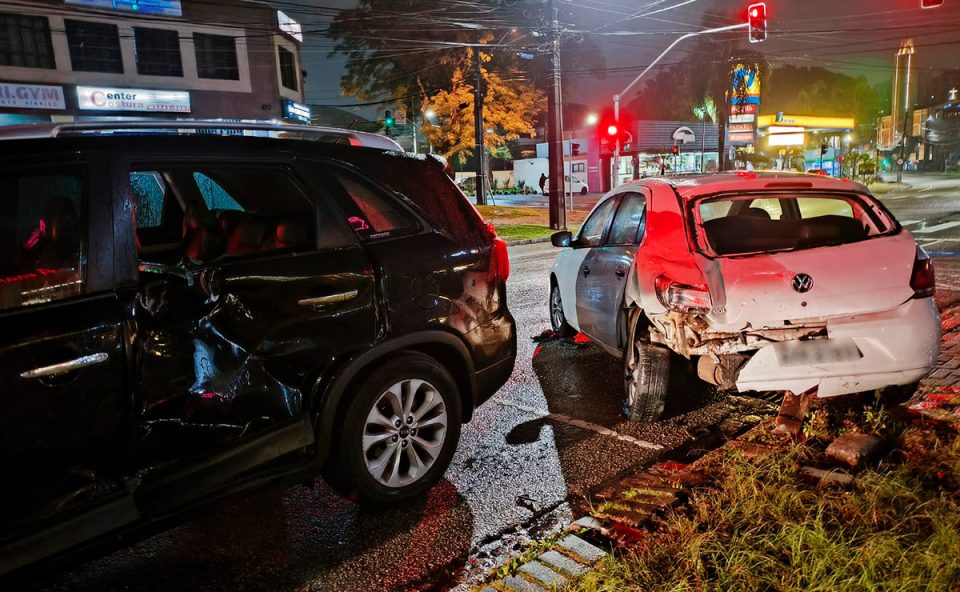 acidente-kia-sorento-agua-verde-carro-estacionado-1