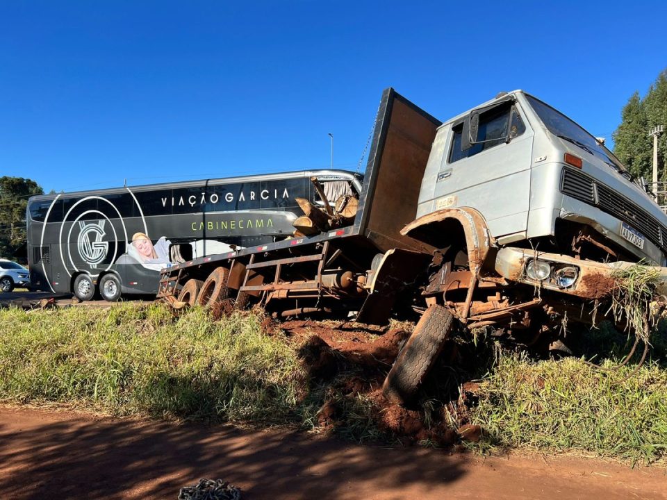 acidente ônibus caminhao de tora
