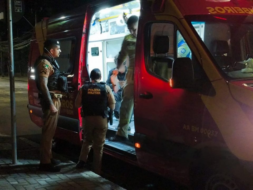 Adolescente é assaltado e atropelado ao correr de bandido em Curitiba; motorista fugiu sem prestar socorro