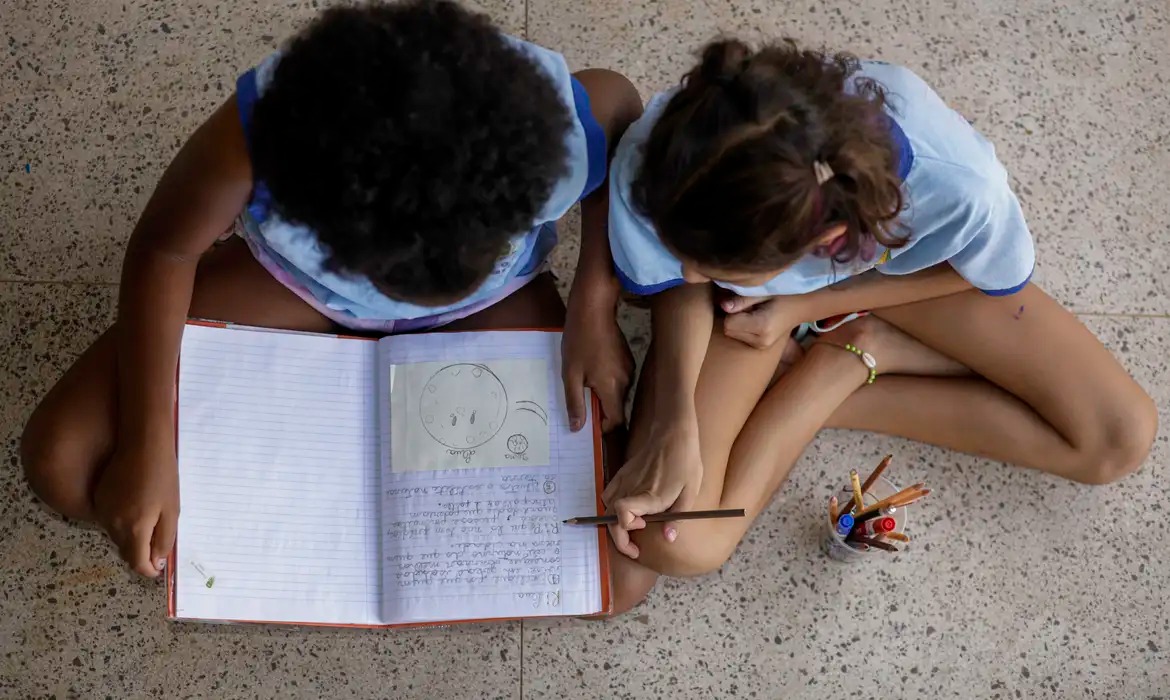alfabetização-escola-aula-crianças