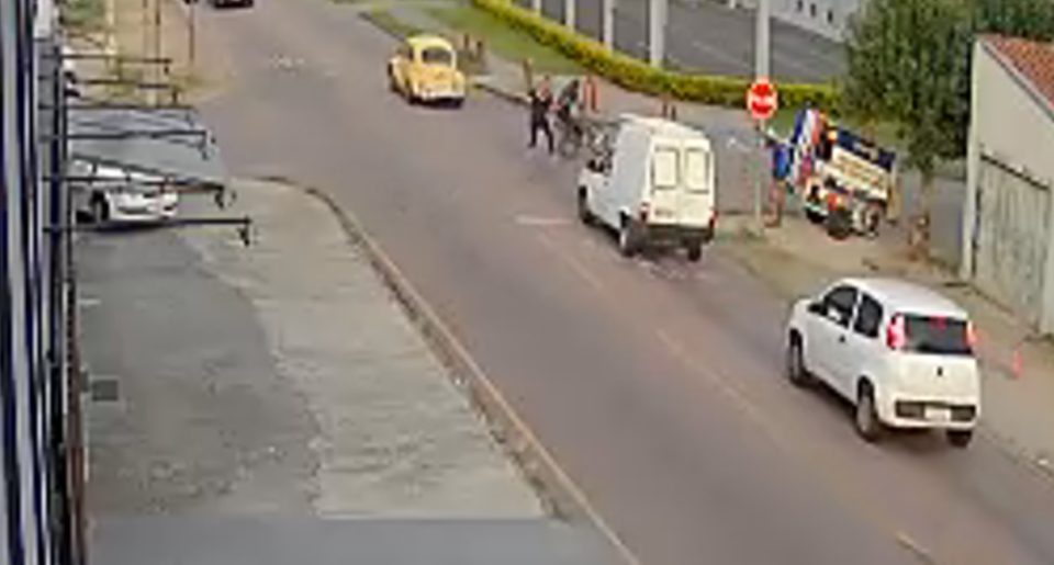 Homem é preso suspeito de matar a pauladas catador de recicláveis que urinou em muro de casa na CIC; vídeo mostra agressões
