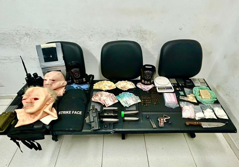 Homem arremessa arma ao 'dar de cara' com policiais em beco e é preso com drogas e arma em Pinhais