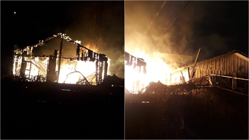 Casa de madeira é totalmente destruído por incêndio no Prado Velho; moradores saíram 5 minutos antes
