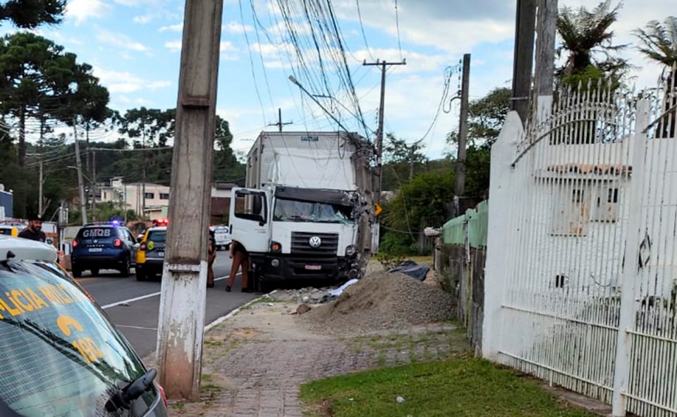 mulher-morre-acidente-caminhao-quatro-barras-1