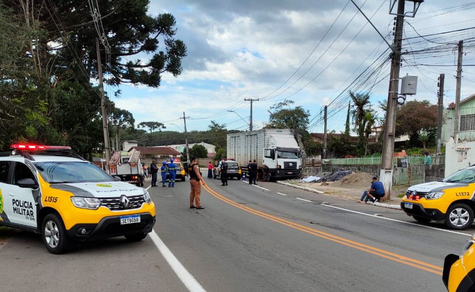 mulher-morre-acidente-caminhao-quatro-barras