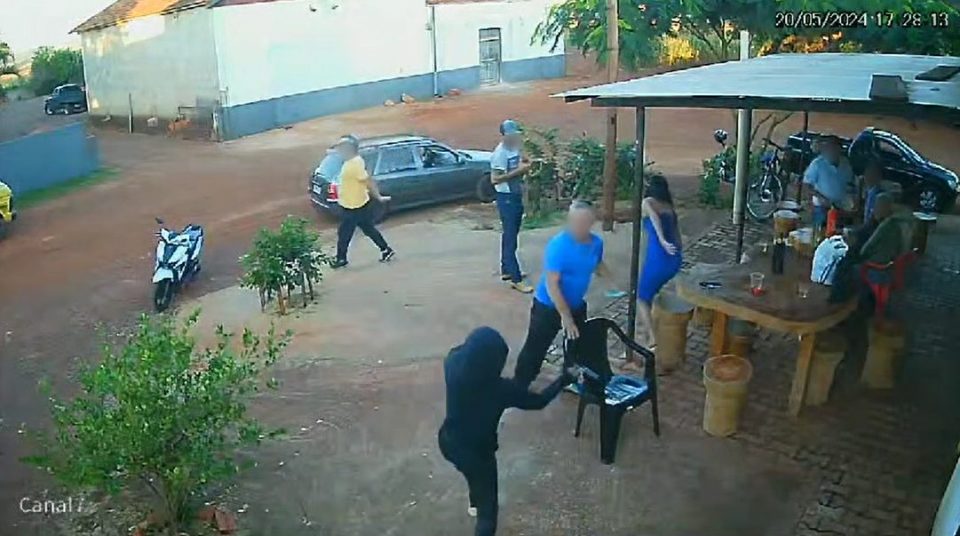 Mulher suspeita de matar jovem a facadas após vê-la com marido em bar é presa no Paraná