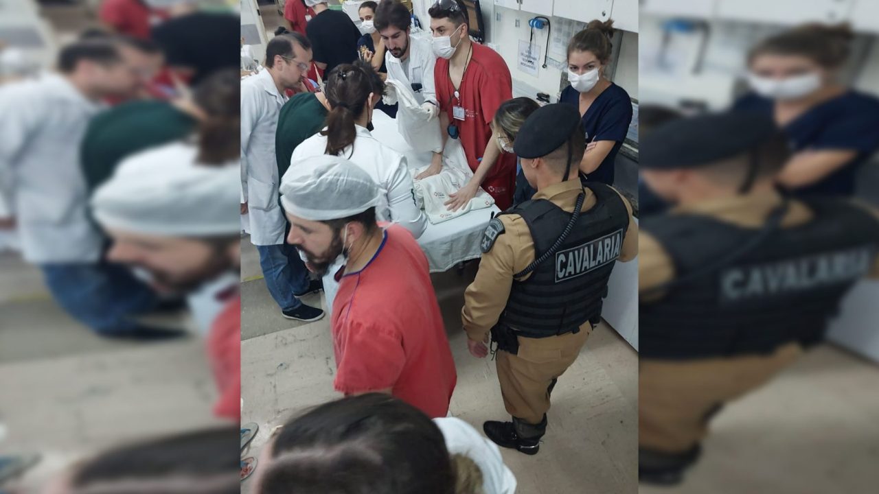 policial-salva-recém-nascido
