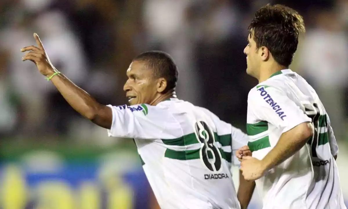 Coritiba com uniforme da Diadora.