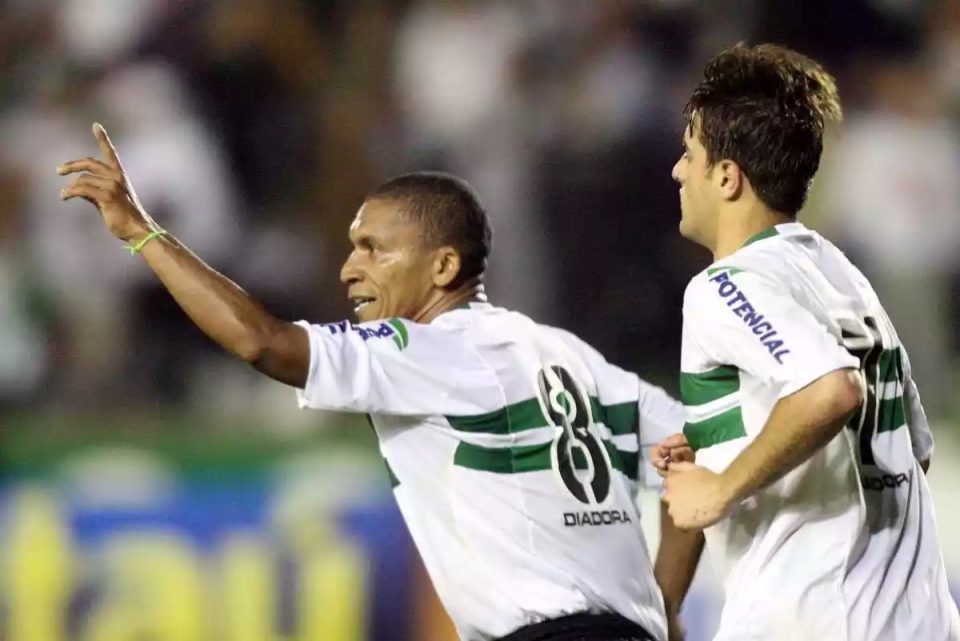 Coritiba com uniforme da Diadora.